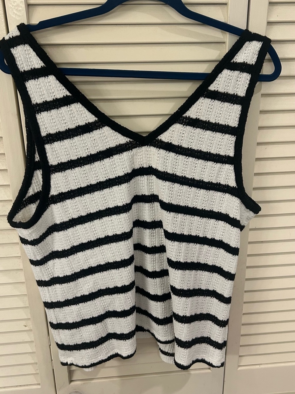Universal Threads Knit top - Picture 2 of 3